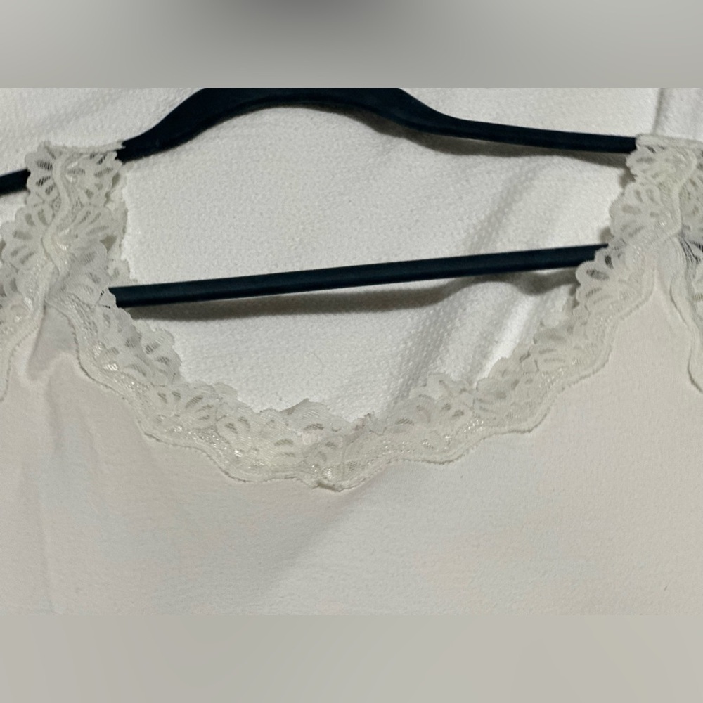 Beautiful lace trimmed tank with lace at neckline, arms & bottom. Size 1X.